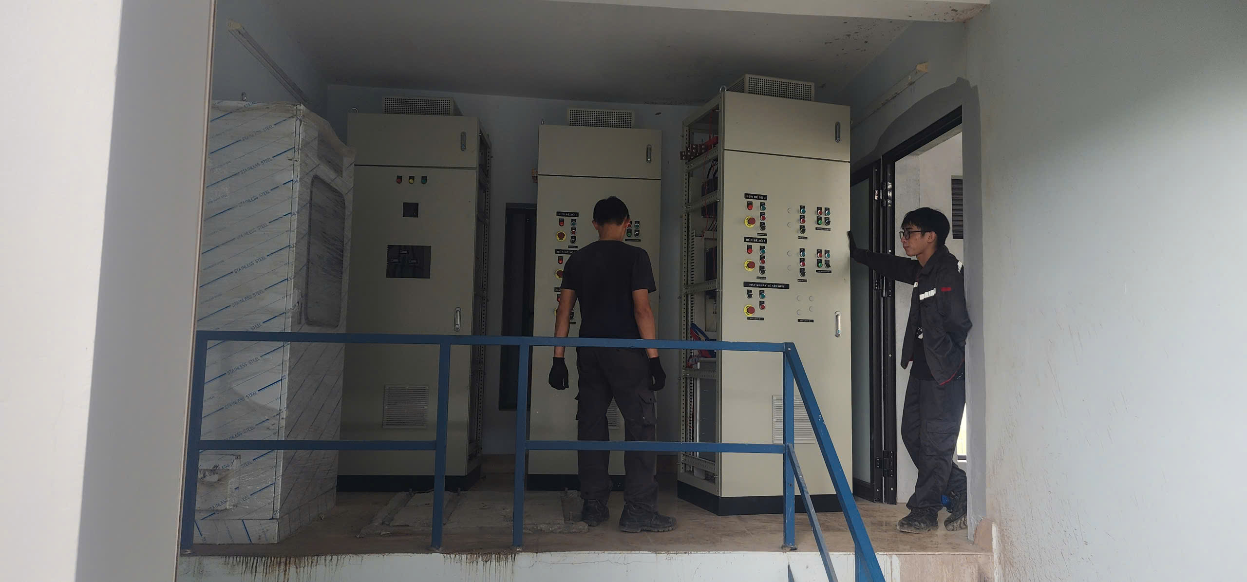 Tủ điện cấp nguồn MDB được lắp đặt tại phòng kỹ thuật khách sạn Hải Phòng