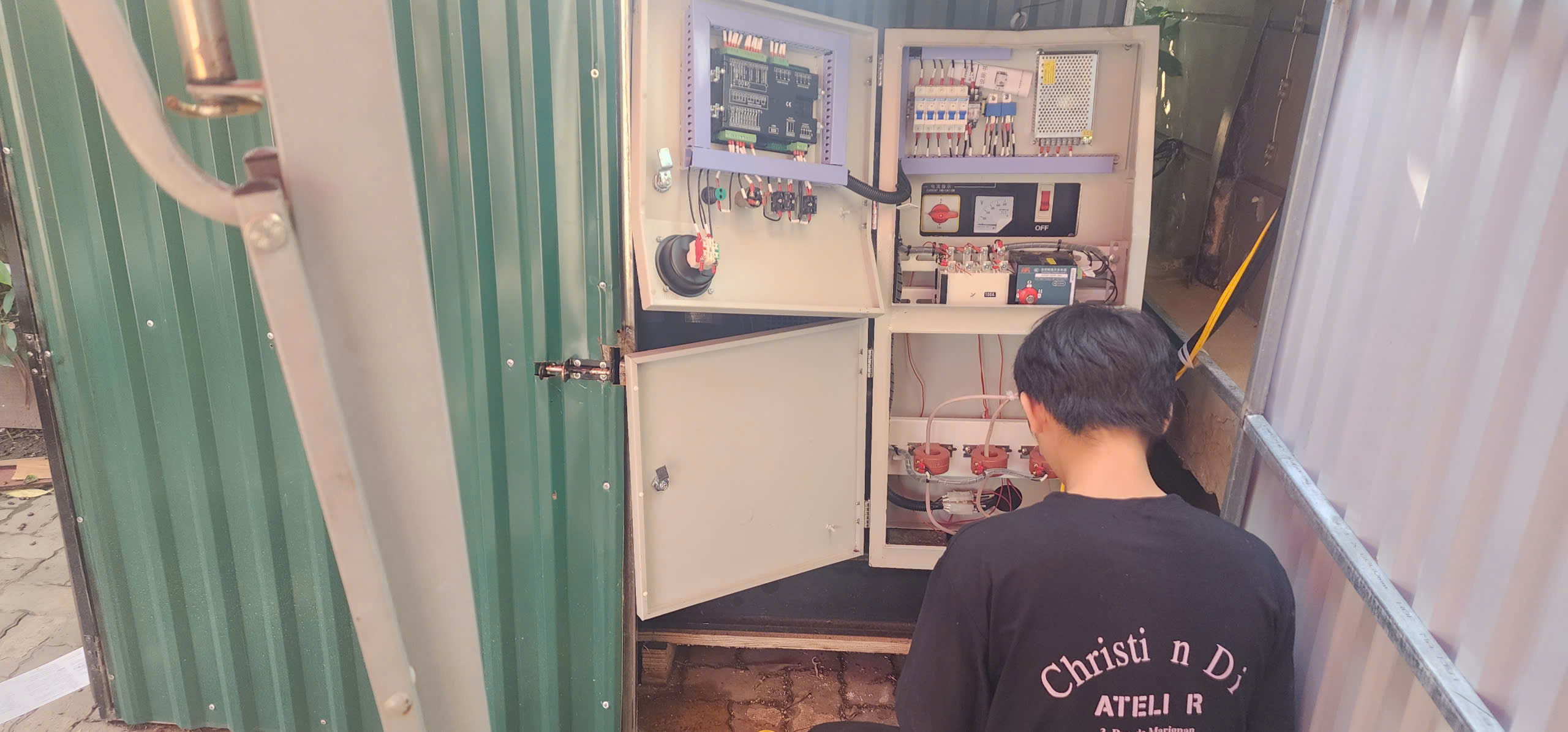 Kỹ sư kiểm tra vận hành tủ điện phân phối tại Thái Bình