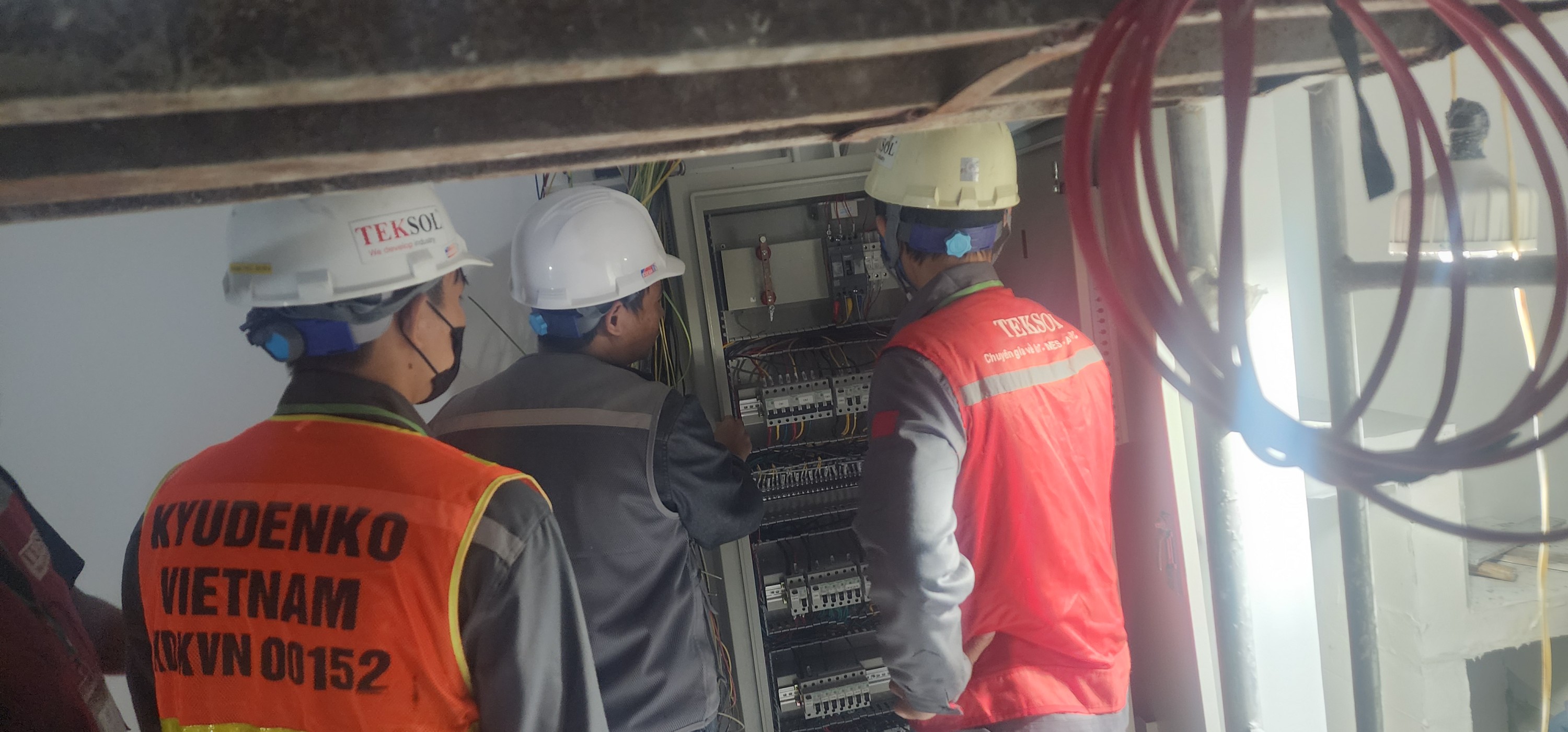 hệ thống điện và vị trí lắp đặt tủ điện trong nhà xưởng công nghiệp