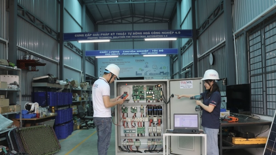 Kỹ thuật viên TEKSOL kiểm tra biến tần năng lượng mặt trời tại Hải Phòng